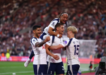 Bek Tottenham Micky van de Ven (tengah)