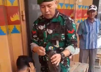 Penangkapan oknum pembawa bom molotov di Jalan Raden Intan, Kecamatan Tanjungkarang Pusat dekat pusat Perbelanjaan Simpur Center, Senin, 1 September 2025. Dok