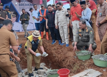 Bupati Tanggamus, Moh. Saleh Asnawi, secara resmi melakukan groundbreaking pembangunan Jembatan Ulu Semong, Selasa, 2 September 2025. (Dok Kominfo)