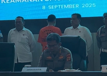 Polda Lampung memaparkan motif FJ (23), warga Bandar Lampung tersangka pemilik bom molotov. Bom tersebut yang hendak digunakan untuk demo di DPRD Provinsi Lampung, Senin, 1 September 2025 lalu. (Foto: Lampost.co/Asrul Septian Malik)