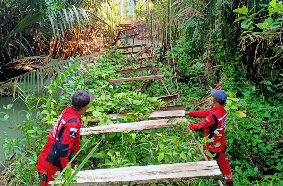 Vertical Rescue Indonesia (VRI) tengah lakukan perbaikan jembatan. Dok VRI