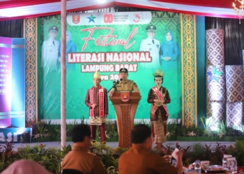 Bupati Lampung Barat, Parosil Mabsus membuka Festival Literasi Lampung Barat di pelataran Gedung Perpustakaan dan Kearsipan, Selasa 16 September 2025. Dok