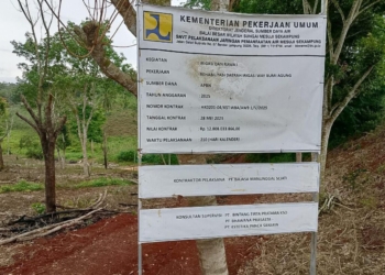 Proyek rehabilitasi irigasi Way Bumi Agung di Kecamatan Sungkai Jaya, Lampung Utara, diduga gunakan material bekas. (Lampost.co/Fajar Nofitra)