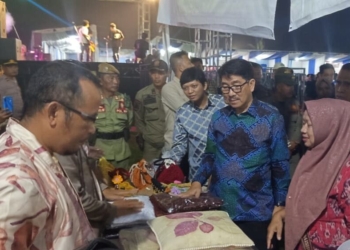Bupati Lampung Utara, Hamartoni Ahadis bersama Ketua Panitia, Genius meninjau stan UMKM di Lampura Fest 2025 yang digelar di Stadion Sukung Kotabumi, Jumat, 26 September 2025. Dok. Lampost.co/Fajar Nofitra