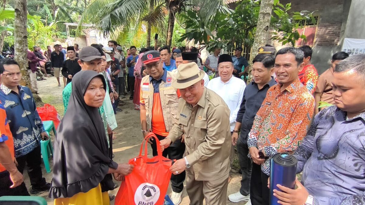 Bupati Tanggamus bersama Wakil Bupati turun langsung meninjau warga terdampak bencana gempa di Kecamatan Semaka, Sabtu, 27 September 2025. Dok BPBD