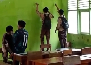 Pria yang diduga guru menendang wajah murid di sebuah madrasah tsanawiyah (MTs) di daerah Landbaw, Kecamatan Gisting, Kabupaten Tanggamus. (Tangkapan layar video)