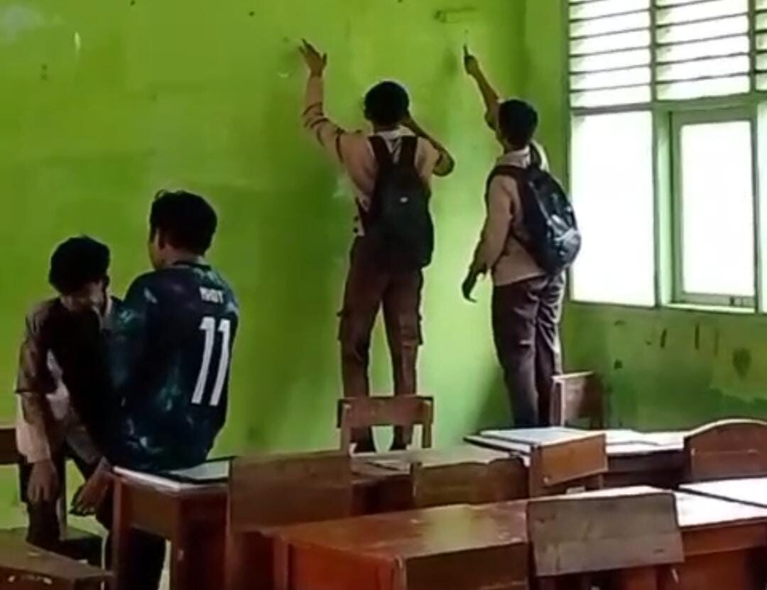 Pria yang diduga guru menendang wajah murid di sebuah madrasah tsanawiyah (MTs) di daerah Landbaw, Kecamatan Gisting, Kabupaten Tanggamus. (Tangkapan layar video)