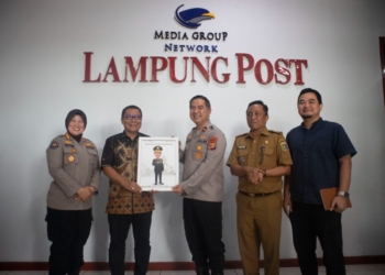 Pemimpin Perusahaan Lampung Post, Iskandar Zulkarnain memberikan karikatur kepada Wakapolda Lampung, Brigjen Pol Ahmad Ramadhan didampingi Kabid Humas Polda Lampung, Kombes Pol Yuni Iswandari Yuyun; Kadis Kominfotik Lampung, Ganjar Jationo; dan Akademisi Universitas Lampung, Dr. Feri Firdaus saat berkunjung di Lampung Post, Selasa, 30 September 2025. (Foto: Hendrivan Gumat / Lampost.co)