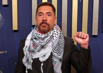 Javier Bardem kenakan keffiyeh di Emmy 2025. (X/gabymeza8)
