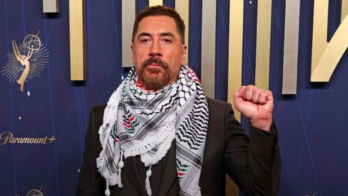 Javier Bardem kenakan keffiyeh di Emmy 2025. (X/gabymeza8)