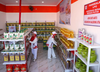 Petugas menata berbagai produk yang dijual di Koperasi Desa/Kelurahan Merah Putih yang diluncurkan di Desa Aeng Batu-Batu, Kabupaten Takalar, Sulawesi Selatan, Senin (21/7/2025). ANTARA FOTO/Arnas Padda/tom.