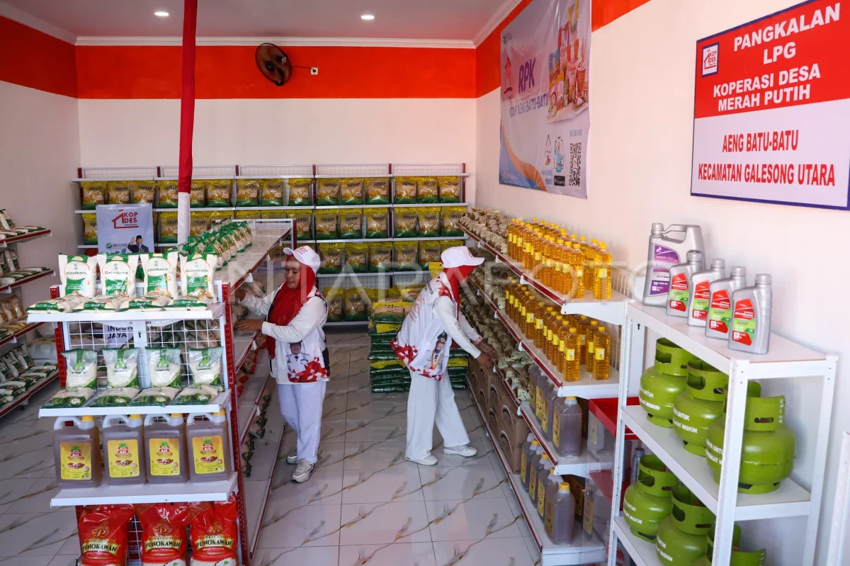 Petugas menata berbagai produk yang dijual di Koperasi Desa/Kelurahan Merah Putih yang diluncurkan di Desa Aeng Batu-Batu, Kabupaten Takalar, Sulawesi Selatan, Senin (21/7/2025). ANTARA FOTO/Arnas Padda/tom.