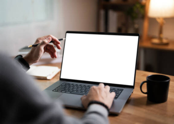 Ini 5 Cara Mengatasi Mata Tegang saat Melihat Laptop Terlalu Lama