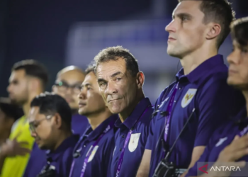 Pelatih Timnas U-23 Indonesia, Gerald Vanenburg (tiga dari kanan)