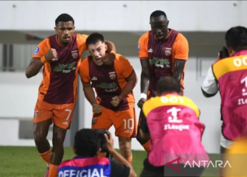 Pemain Borneo FC Samarinda Mariano Peralta (kedua kiri)