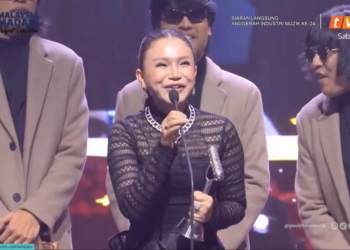 Rossa dapat penghargaan