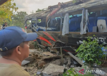 kondisi bus pariwisata dengan nomor polisi P 7221 UG yang mengalami kecelakaan lalu lintas di Desa Botoh, Kecamatan Lumbang, Kabupaten Probolinggo, Jawa Timur, Minggu (14/9/2025). ANT