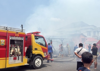 tim Damkar Kota Bandar Lampung tengah lakukan pemadaman. // Atika