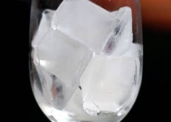 Ini 6 Manfaat Es Batu untuk Kesehatan Wajah dan Cara Menggunakannya