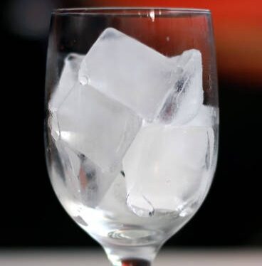 Ini 6 Manfaat Es Batu untuk Kesehatan Wajah dan Cara Menggunakannya