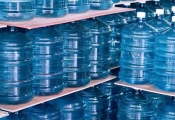 Pemerintah melalui Badan Pengawas Obat dan Makanan (BPOM) sudah memastikan keamanan pemakaian galon guna ulang sebagai kemasan pangan. Selain aman, galon guna ulang juga ramah lingkungan.