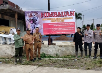 Polsek Sekincau bersama Koordinator Balai Besar Taman Nasional Bukit Barisan Selatan (TNBBS) Resort Sekincau melaksanakan kegiatan pemasangan banner, pemasangan kamera trap, serta memberikan himbauan kepada masyarakat terkait adanya aktivitas Harimau Sumatera di kawasan TNBBS Resort Sekincau, Rabu 10/09/2025. tribratanews