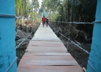 Gotong Royong Wujudkan Jembatan Gantung Tampang Muda Bisa Dilintasi Lagi