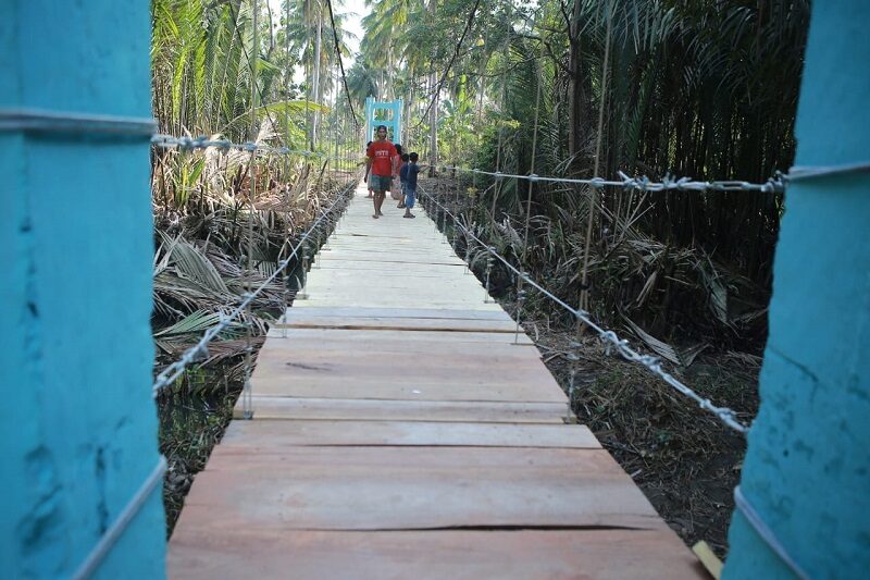 Gotong Royong Wujudkan Jembatan Gantung Tampang Muda Bisa Dilintasi Lagi