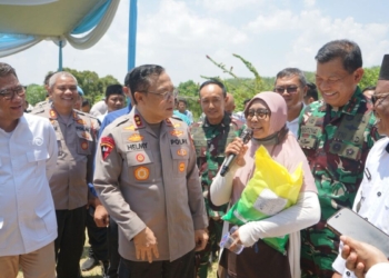 Polda Lampung menunjukkan komitmennya dalam menjaga ketahanan pangan dengan meluncurkan program penyaluran beras SPHP (Stabilisasi Pasokan dan Harga Pangan) secara serentak di 15 kabupaten/kota se-Provinsi Lampung. Dokj/Polda Lampung.