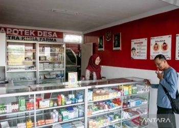 Petugas merapikan tabung gas elpiji di gudang KOperasi Merah Putih Desa Bentangan, Wonosari, Klaten, Jawa Tengah. ANTARA. MOHAMMAD AYUDHA