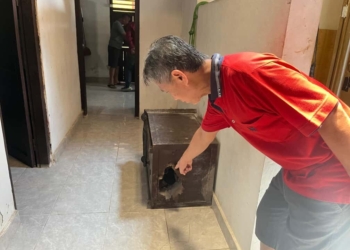 saat Yusron menunjukkan brankas yang dibobol