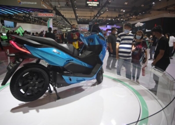 Pengunjung mengamati motor listrik Alva One yang dipamerkan pada ajang pameran otomotif Gaikindo Indonesia International Auto Show (GIIAS) 2022 di Indonesia Convention Exhibition (ICE) BSD, Tangerang, Banten, Senin (15/8/2022). ANTARA FOTO/MUHAMMAD IQBAL