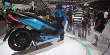 Pengunjung mengamati motor listrik Alva One yang dipamerkan pada ajang pameran otomotif Gaikindo Indonesia International Auto Show (GIIAS) 2022 di Indonesia Convention Exhibition (ICE) BSD, Tangerang, Banten, Senin (15/8/2022). ANTARA FOTO/MUHAMMAD IQBAL