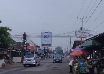 Salah satu papan reklame menampilkan iklan rokok di Jalan Ratu Dibalau, Way Kandis, Bandar Lampung. (lampost/Umar)