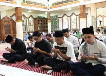 UTI menggelar Sholat Ghaib, doa, dan zikir bersama di Masjid Asmaul Yusuf, kampus setempat.
