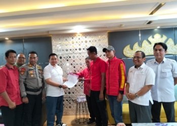 Manajemen PTPN I Regional 7 menyerahkan foto copy surat usulan yang berisi aspirasi dari pekerja Kebun Kedaton dan Bergen di Kantor Regional Bandar Lampung.