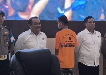 Polda Lampung resmi menetapkan FJ (23) sebagai tersangka kasus percobaan tindak pidana yang membahayakan keamanan umum dengan bom molotov saat aksi demonstrasi di Gedung DPRD Provinsi Lampung, Senin (1/9/2025).Do/Polda Lampung.
