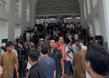 Ribuan Masyarakat Antusias Salat Perdana di Masjid Raya Al-Bakrie