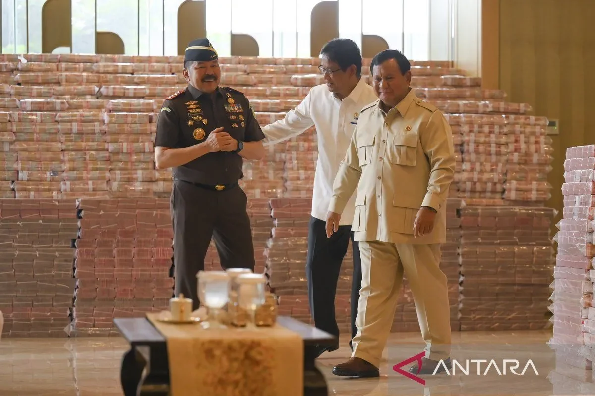 Presiden Prabowo Subianto, Jaksa Agung ST Burhanuddin, menyerahkan secara simbolis kepada Menteri Keuangan Purbaya Yudhi Sadewa uang pengganti kerugian negara hasil korupsi CPO di Kejaksaan Agung, Jakarta, Senin (20/10) senilai Rp13,2 triliun.
