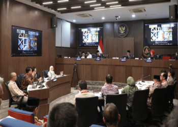 Dewan Kehormatan Penyelenggara Pemilu (DKPP) resmi menjatuhkan sanksi peringatan keras kepada jajaran Komisi Pemilihan Umum (KPU) RI karena pemakaian jet pribadi (private jet) terbukti melanggar kode etik dan pedoman perilaku penyelenggara pemilu. Putusan itu dibacakan oleh Ketua Majelis DKPP, Heddy Lugito, dalam sidang pembacaan putusan di Jakarta, Selasa (21/10). Dok. DKPP