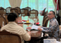 Presiden RI Prabowo Subianto berdiskusi dengan Wakil Ketua DPR RI Sufmi Dasco Ahmad di kediaman resmi Widya Chandra, Jakarta, Rabu.(ANTARA/Dokumentasi Pribadi)
