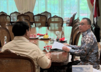 Presiden RI Prabowo Subianto berdiskusi dengan Wakil Ketua DPR RI Sufmi Dasco Ahmad di kediaman resmi Widya Chandra, Jakarta, Rabu.(ANTARA/Dokumentasi Pribadi)