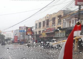 Wilayah Kota Bandar Lampung mendung diguyur hujan. (Foto: Lampost.co / Triyadi Isworo)