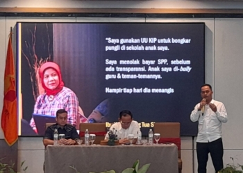 Anggota Bawaslu Kota Bandar Lampung, Oddy Marsa J.P bersama Kepala Biro Hukum, Organisasi, dan Kepegawaian Sekretariat Badan Nasional Pengelola Perbatasan, Dr. Belly Isnaeni dan Akademisi Hukum Universitas Lampung, Edi Sofwan menjadi narasumber di Forum Literasi Keterbukaan Informasi Publik Pengawasan Pemilu dan Pemilihan, di Skaye Lampung, Kamis (9/10). (Foto: Lampung Post/Triyadi Isworo)