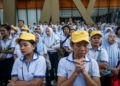 PHK PEKERJA SEPTEMBER 2025. Buruh dan karyawan mendengarkan pidato dari direksi perusahaan di Pabrik Sri Rejeki Isman Tbk (Sritex) di Sukoharjo, Jawa Tengah, Jumat (28/2/2025). Kementerian Ketenagakerjaan (Kemnaker) melaporkan 1.093 pekerja di Indonesia terkena pemutusan hubungan kerja (PHK) sepanjang September 2025. ANTARA FOTO/MOHAMMAD AYUDHA