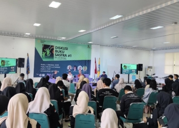 Bedah Buku Puisi ‘Hari-Hari Bahagia’ karya Ari Pahala Hutabarat di Fakultas Keguruan dan Ilmu Pendidikan (FKIP) Universitas Lampung (Unila), Rabu, 1 Oktober 2025. (Foto: Lampost.co / Bodi Man)