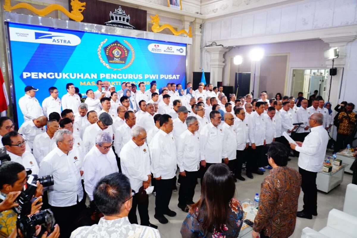 Pengurus Persatuan Wartawan Indonesia (PWI) Pusat masa bakti 2025–2030 melakukan pelantikan kepengurusan di Monumen Pers, Solo, Jawa Tengah, Sabtu, 4 Oktober 2025. Dok. HUMASPWI2025