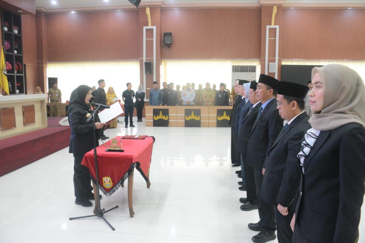 Walikota Bandar Lampung, Eva Dwiana melantik pejabat eselon II Pemerintah Kota Bandar Lampung di Gedung Semergou, Senin 6 Oktober 2025.