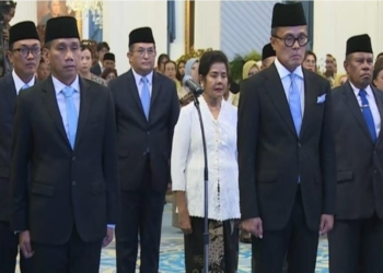 Akhmad Wiyagus (depan kiri) dilantik jadi Wakil Menteri Dalam Negeri. (You Tube Setpres)