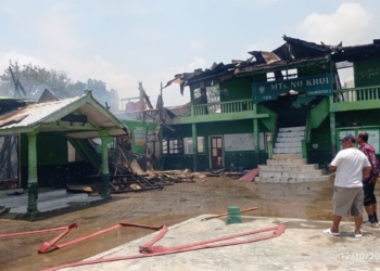 Kebakaran melanda Madrasah Tsanawiyah Nahdlatul Ulama (MTs NU) Krui, Minggu 12 Oktober 2025.